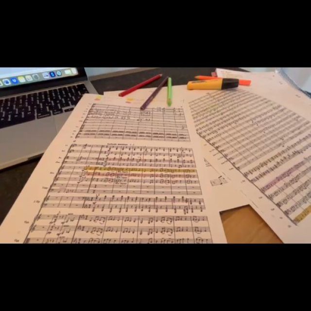 Sommer, Sonne, Satzarbeit! ☀️🎶
Während andere Eis schlecken oder am See liegen, haben bei uns in den Ferien die Köpfe geraucht – und zwar über neuen Arrangements! 📝🕶️
🎻🎼 Spoiler Alert: Es wird ein ganz besonderes Konzertprojekt für Erwachsene geben – voller Klangfarben, Überraschungen und mit ganz viel Maruti-Magie. Mehr dürfen wir (noch) nicht verraten... aber: Stay tuned! 👀
In den nächsten Tagen lüften wir nach und nach das Geheimnis – bis dahin: Was glaubt ihr, was wir da zusammenbasteln? 😉
#marutiquintett #ferienmitmusik #neuesprojekt #spoileralarm #klassikmalanders #kammermusikliebe #bläserquintett #marutigeflüster #staytuned #musikentsteht #behindthescenes
🎼☀️🍦🪈🎷📚🎧💭