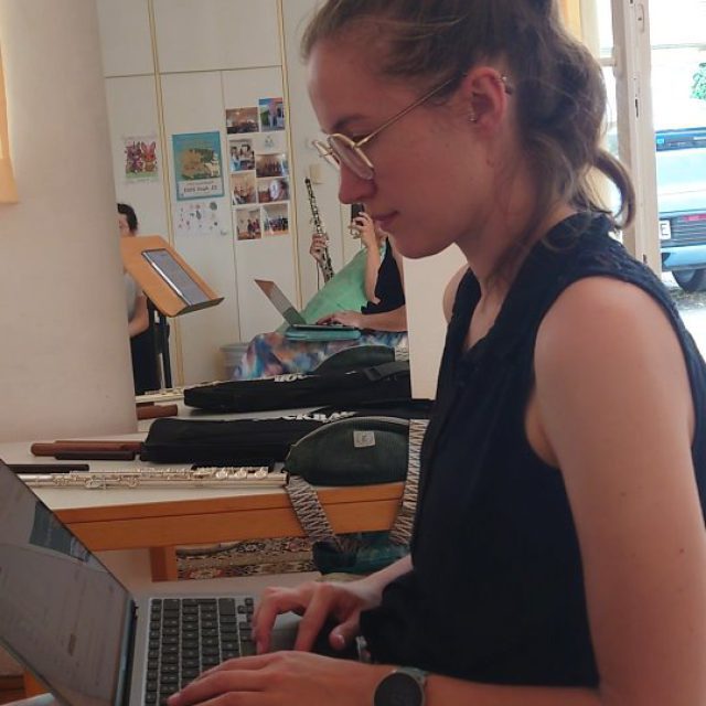 📣 Back to Business!
Nach der kreativen Pause geht's wieder los: Wir sind mitten in den Proben – neue Stücke, frische Arrangements und ganz viel musikalische Energie! 🎶
👧👦 Für unser nächstes Kinderkonzert entsteht gerade etwas ganz Besonderes – voller Spielfreude, Klangabenteuer und Mitmach-Magie.
✨ Und auch für die Großen wird es spannend:
BREAK – unser neues Konzertformat für Erwachsene – nimmt Form an. Persönlich. Mutig. Und ganz nah dran.
📆 Bald gibt's mehr Infos zu den Terminen – bleibt dran!
#Probenalltag #Konzertvorbereitung #MusikfürKinder #BREAK #neueMusik #BackToBusiness #behindthescenes #holzbläserquintett #kinderkonzert
#neuekonzertformate
👉 Was bedeutet „BREAK“ für euch? Zeit zum Innehalten? Zum Ausbrechen? Zum Durchatmen?
Lasst es uns wissen in den Kommentaren. 💬