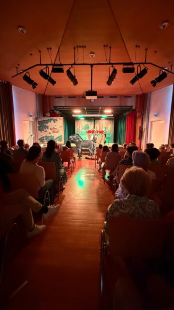 Ob wir den Täter wohl dieses Mal schnappen konnten?
Naaaatürlich! Und weil die Suche so schweißtreibend war gab es noch eine Pause am Sonnen Zürichsee.
Danke für die Einladung @klassikfestivalkuesnacht
#kulturfürkinder #kinderkonzert #musikfürkinder #klassikfürkinder #musikerleben